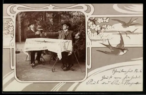 Foto-AK Zwei Männer bei Bier am Tisch, Schwalben an Blütenzweig, Passepartout