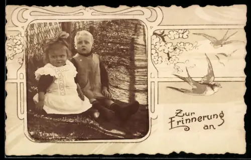 Foto-AK Kinderpaar sitzt am Zaun, Schwalben an Blütenzweig, Passepartout