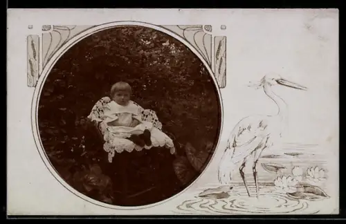 Foto-AK Kleines Kind sitzt auf Spitzendecke, Storch im Wasser, Passepartout