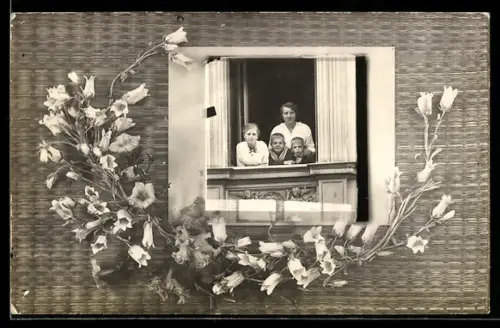 Foto-AK Frau mit Kindern am Fenster, Blumen, Passepartout