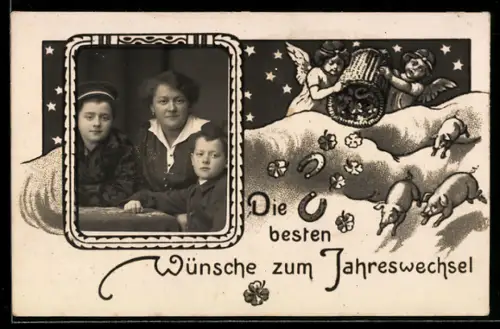 Foto-AK Frau mit zwei Kindern am Tisch, Englein schütten Kleeblätter aus, Neujahrsgruss, Passepartout