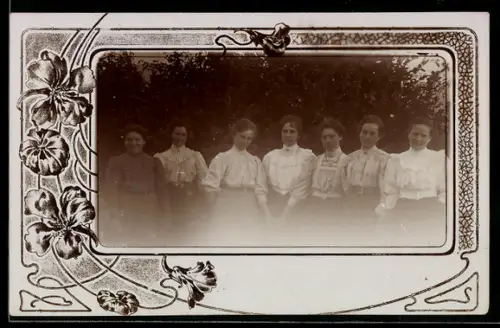 Foto-AK Gruppe eleganter junger Damen, Orchideen, Passepartout