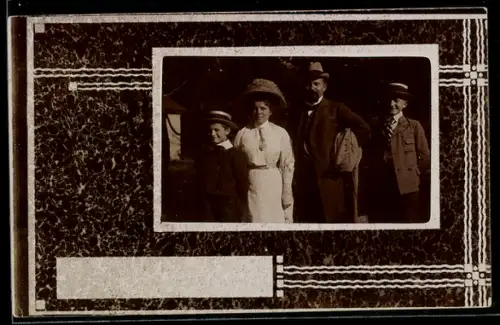 Foto-AK Ehepaar mit Kindern, Passepartout