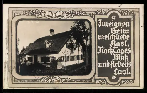 Foto-AK Frau vor ihrem Bauernhaus, Blumen mit Schleife, Passepartout