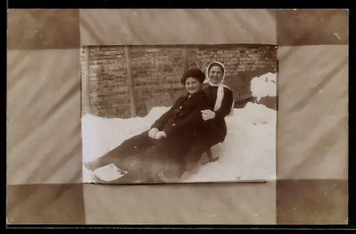 Foto-AK Zwei Frauen auf Schlitten im Winter, Passepartout
