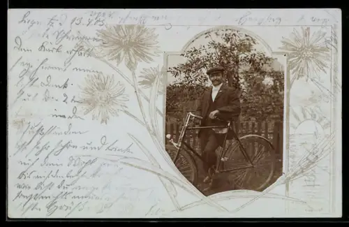 Foto-AK Eleganter Herr mit Fahrrad, Kornblumen, Passepartout