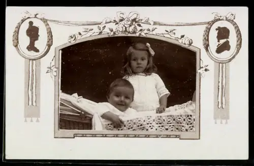 Foto-AK Kleines Mädchen mit Kleinkind im Kinderwagen, Ornament-Passepartout mit Schattenbild-Portraits, Rosen