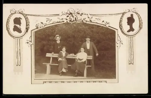 Foto-AK Zwei elegante Paare im Grünen, Ornament-Passepartout mit Schattenbild-Portraits, Rosen