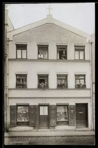 Foto-AK Neumarkt /Rott, Stadthaus mit Personen in den Fenstern