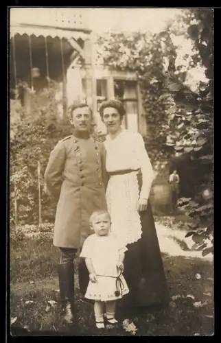 Foto-AK Bayreuth, Soldat mit Frau und Kind im Garten, Lisztstrasse 20