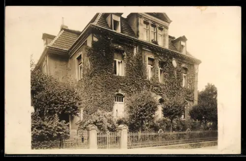 Foto-AK Coburg, Efeuberanktes Wohnhaus im Ort