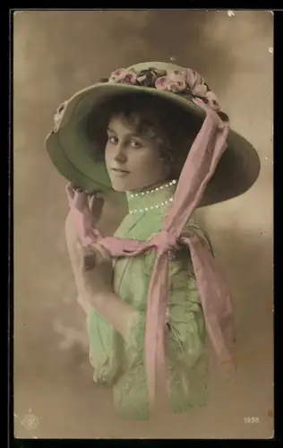 AK Blondes Mädchen trägt grossen Hut mit Rosen