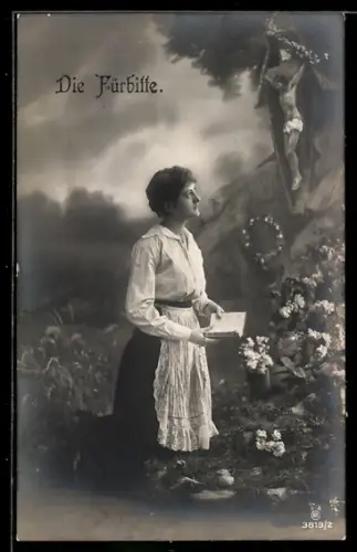 Foto-AK RPH Nr. 3819/2: Frau kniet mit Bibel am Wegekreuz
