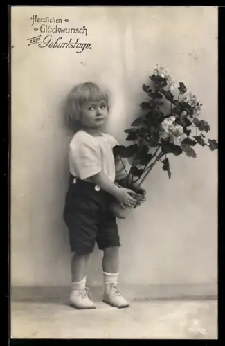 Foto-AK RPH Nr. 5485/4: Junge mit einem Topf Rosen