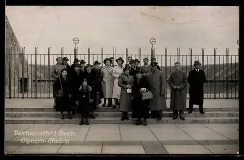 Foto-AK Berlin, Reichssportfeld, Olympia-Stadion, Gruppenbild