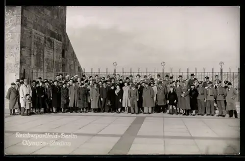 Foto-AK Berlin, Reichssportfeld, Olympia-Stadion, Gruppenbild