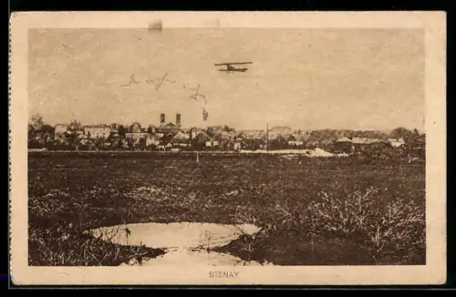 AK Stenay, Doppeldecker-Flugzeug über dem Ort
