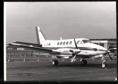 Fotografie Flugzeug Zweimotoriger Niederdecker D-ILRA vor Beechcraft Hangar