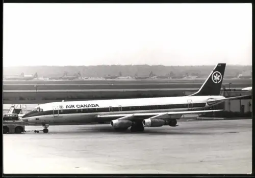 Fotografie Flugzeug Douglas DC-8, Air Canada wird in Parkpostion gebracht