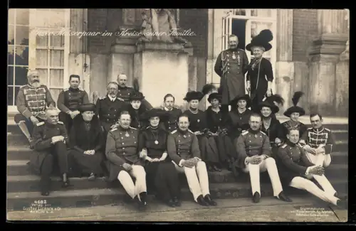 AK Kaiser Wilhelm II. mit seiner Gemahlin und die Kaiserliche Familie