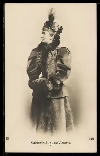 AK Kaiserin Auguste Victoria von Preussen mit Mantel und Hut