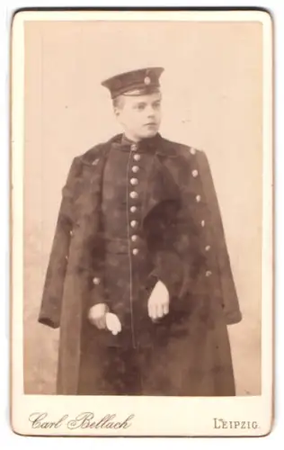Fotografie Carl Bellach, Leipzig, Gellert-Strasse 12, Soldat in Uniform mit Mantel und Schirmmütze