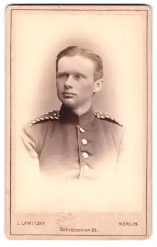 Fotografie J. Lawitzky, Berlin, Behrenstrasse 21, Einjährig-Freiwilliger in Uniform