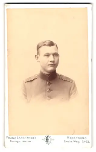 Fotografie Franz Langhammer, Magdeburg, Breite-Weg 21-22, Einjährig-Freiwilliger vom Inf.-Rgt. Nr. 26 in Uniform