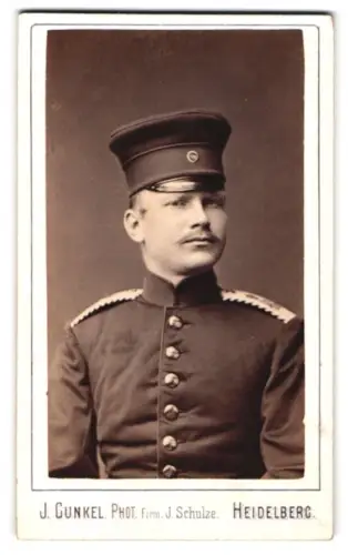 Fotografie J. Gunkel, Heidelberg, Anlage 25, Einjährig-Freiwilliger in Uniform mit Schirmmütze