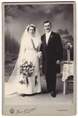 Fotografie Franz Gröschel, Rumburg, Hochzeitspaar mit Blumenstrauss posiert zusammen im Atelier
