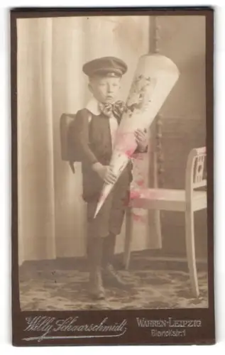 Fotografie Willy Schaarschmidt, Wahren-Leipzig, Blanckstrasse 1, Junge mit Schultüte und Mütze