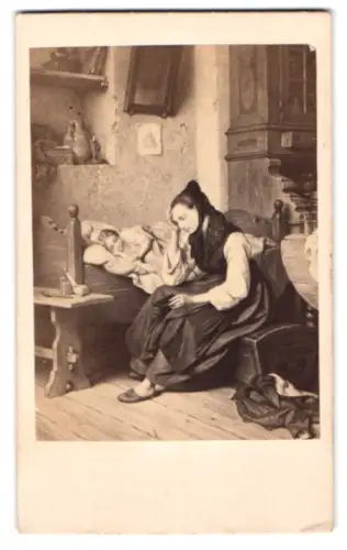 Fotografie unbekannter Fotograf und Ort, Frau sitzt bei ihrem kranken Kind, nach dem Gemälde Der Mutterschmerz