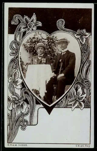 Foto-AK Zwei Herren mit Strohhüten beim Bier im Freien, Blumen-Ornamente, Herz-Passepartout, Jugendstil