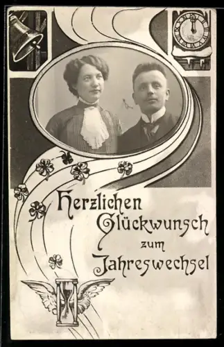 Foto-AK Junges Paar, Passepartout, Geflügeltes Stundenglas, Klee, Uhr, Glocke, Neujahrsgruss, Jugendstil