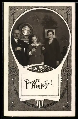 Foto-AK Älteres Paar und Mädchen mit Sekt, Passepartout, Ornamente, Seerosen, Neujahrsgruss, Jugendstil