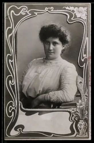 Foto-AK Junge Dame in kragenloser Bluse, Ornament-Passepartout, Blumenvase, Pfauenfeder, Jugendstil