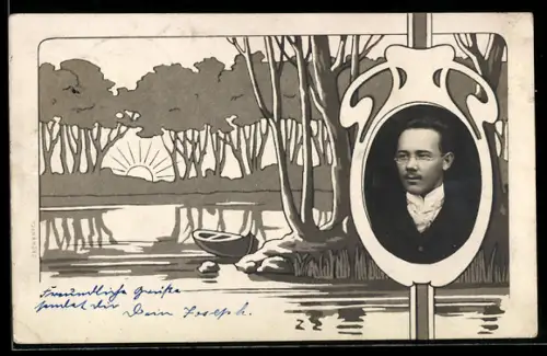 Foto-AK Eleganter Herr mit Brille, Ornament-Passepartout, See mit Kahn u. Sonnenuntergang, Jugendstil