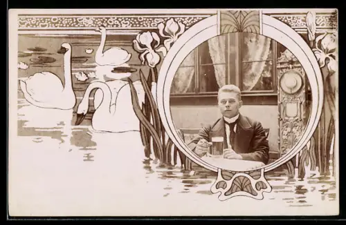 Foto-AK Jüngling beim Bier auf einer Terrasse, Ornamente, See mit Lilien u. Schwänen, Jugendstil