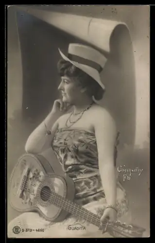 AK junge Frau mit Gitarre und Hut