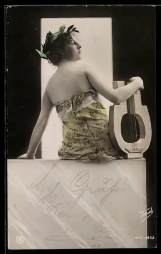 AK Musikerin hält eine Lyra im Arm