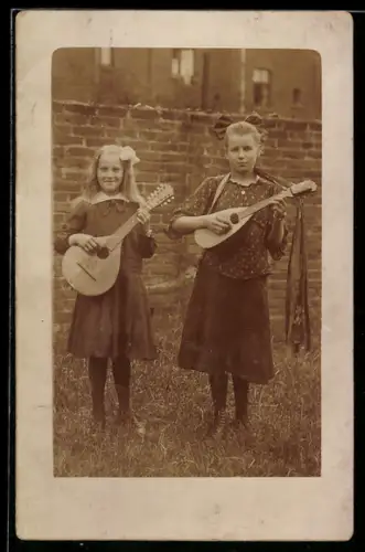 Foto-AK Zwei Mädchen mit Gitarre und Laute