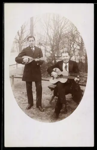 Foto-AK Zwei Männer im Anzug mit Gitarre und Laute