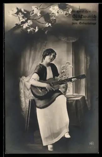 AK Hübsche junge Frau mit Gitarre sitzt auf einem Tisch