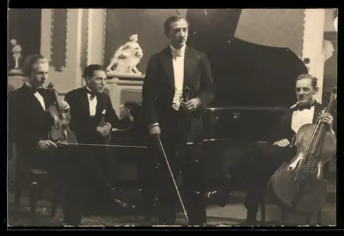 Foto-AK Streichertrio mit Flügel, Geige, Cello