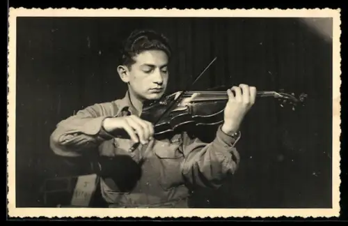 Foto-AK Junger Geiger beim Spiel, Portrait