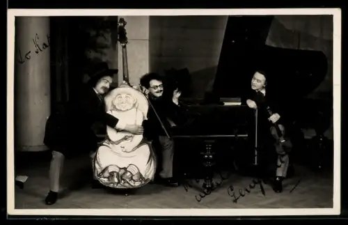 Foto-AK Komisches Musiktrio mit Geige, Flügel, Bemaltem Kontrabass, Autograph