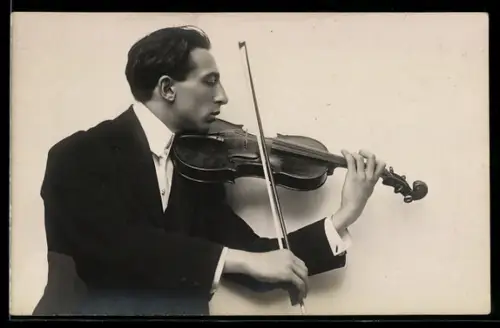 Foto-AK Junger Geiger beim Spielen, Portrait