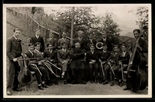 Foto-AK Orchester mit Geigern u. Mönch im Freien, Cello