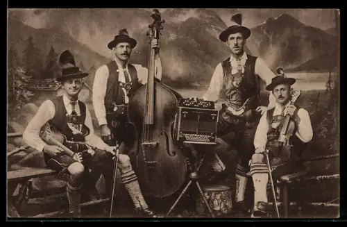 Foto-AK Alpenquartett mit Geige vor Bergkulisse
