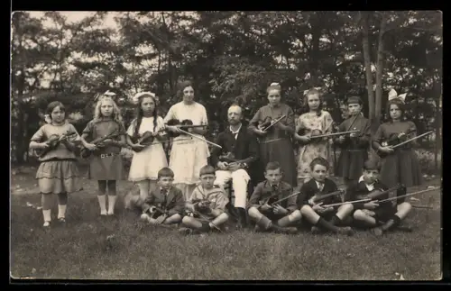 Foto-AK Jugendliche und Kinder mit Geigen auf einer Wiese